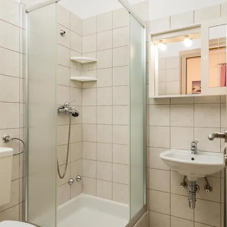 公寓 And Slavica *